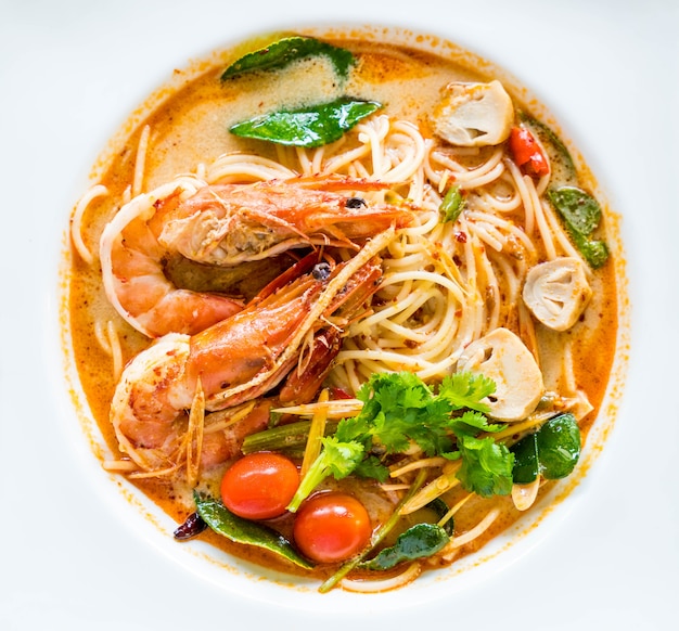 espagueti picante con camarones (tom yum kung)