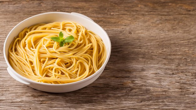 Espagueti en un plato sobre un fondo de madera