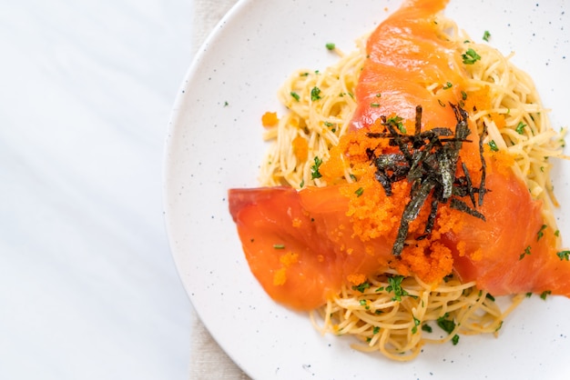 espagueti con salmón ahumado y huevo de camarones