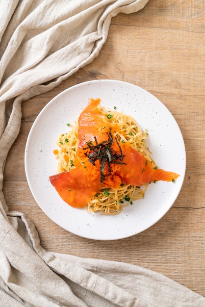 espagueti con salmón ahumado y huevo de camarones