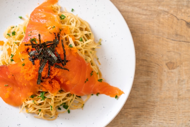 espagueti con salmón ahumado y huevo de camarones