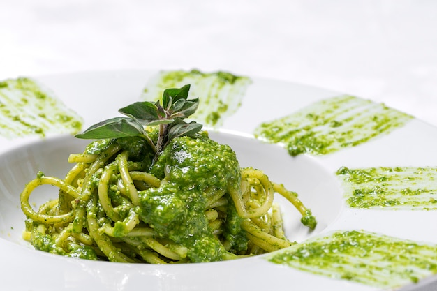 Espagueti con salsa de pesto casero y orégano