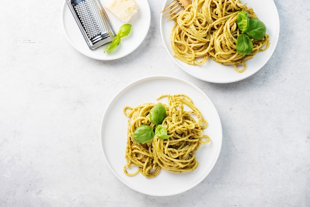 Espagueti con salsa de pesto