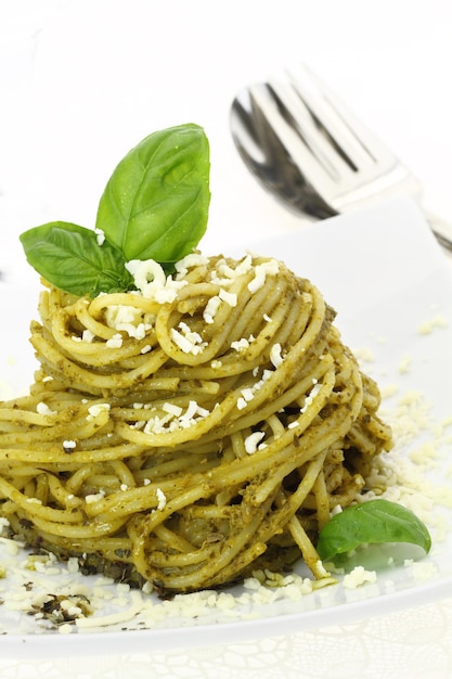 Espagueti con salsa de pesto