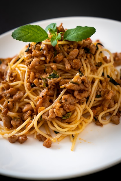 espagueti salteado con carne picada de cerdo y albahaca