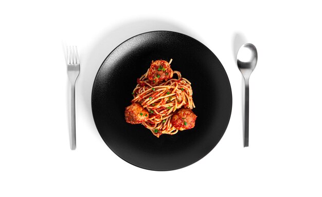 Espaguetis con albóndigas en salsa de tomate aislado sobre fondo blanco. Foto de alta calidad