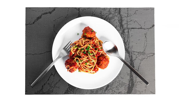 Espaguetis con albóndigas en salsa de tomate aislado sobre fondo blanco. Foto de alta calidad