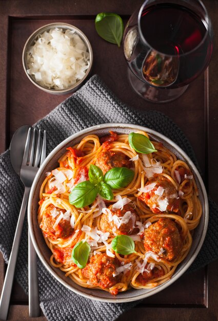 Espaguetis con albóndigas y salsa de tomate, pasta italiana