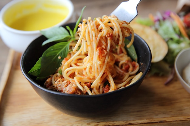 Espaguetis y albóndigas sobre fondo de madera comida italiana