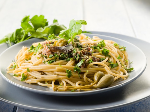 Espaguetis con anchoas, perejil y alcaparras