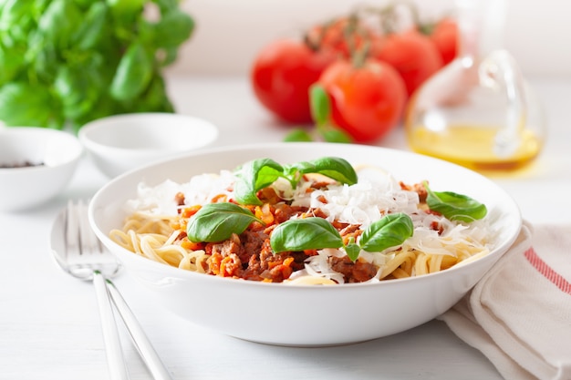 Espaguetis a la boloñesa con albahaca y parmesano, pasta italiana