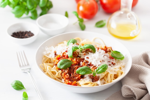 Espaguetis a la boloñesa con albahaca y parmesano, pasta italiana