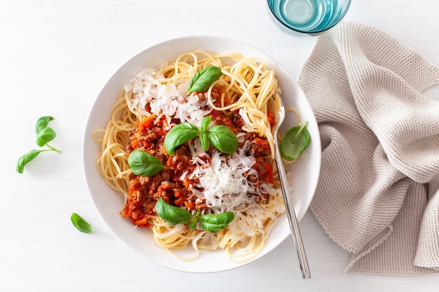 Espaguetis a la boloñesa con albahaca y parmesano, pasta italiana