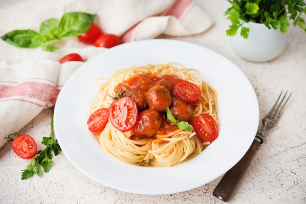 Espaguetis a la boloñesa con carne, un plato tradicional italiano.