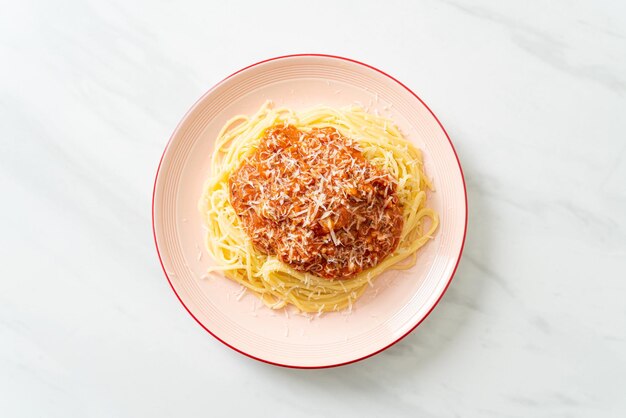 espaguetis a la boloñesa de cerdo con queso parmesano - estilo de comida italiana