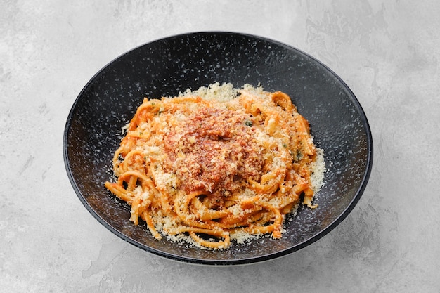 Espaguetis a la boloñesa clásicos en un plato
