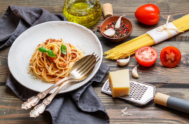 Espaguetis a la boloñesa en mesa de madera