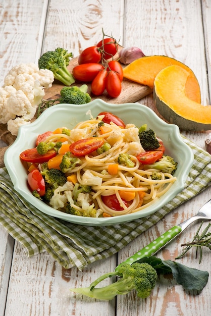 Espaguetis con brócoli, col, calabaza y tomates