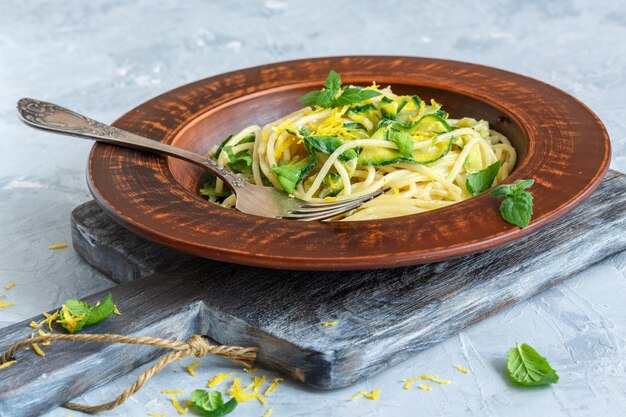 Espaguetis con calabacín y menta fresca