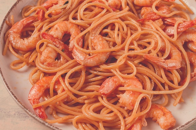 Espaguetis con camarones con especias vista superior enfoque selectivo casero sin gente
