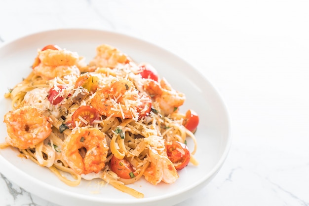 Espaguetis Con Camarones, Tomates, Albahaca Y Queso