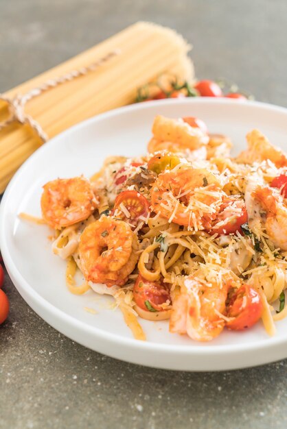 Espaguetis Con Camarones, Tomates, Albahaca Y Queso