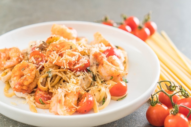 Espaguetis Con Camarones, Tomates, Albahaca Y Queso