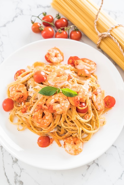 Espaguetis Con Camarones, Tomates, Albahaca Y Queso