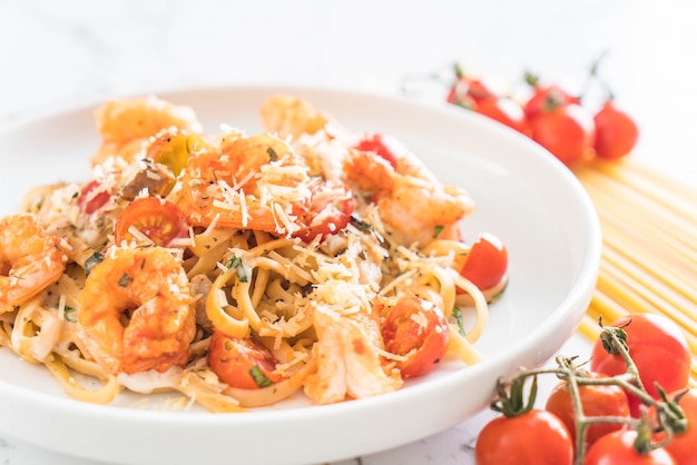 Espaguetis Con Camarones, Tomates, Albahaca Y Queso