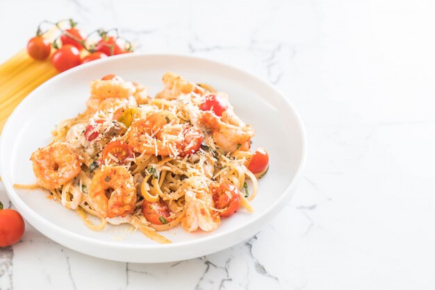 Espaguetis Con Camarones, Tomates, Albahaca Y Queso