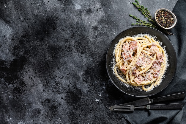 Espaguetis a la carbonara italianos tradicionales con tocino