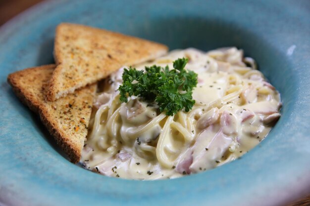 Espaguetis a la carbonara con jamón en salsa blanca