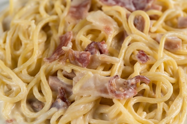 Espaguetis a la carbonara con nata