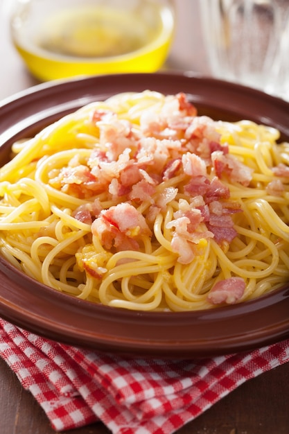 Espaguetis a la carbonara de pasta italiana