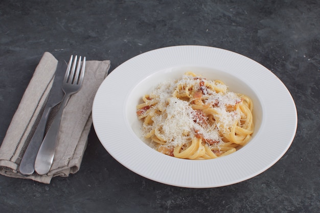 Espaguetis a la carbonara pasta italiana