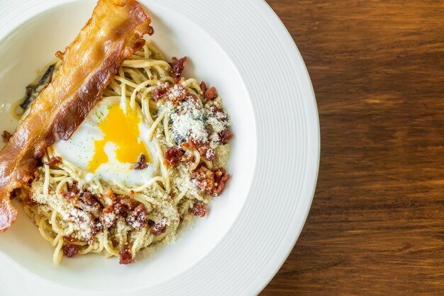 espaguetis a la carbonara con tocino y huevo