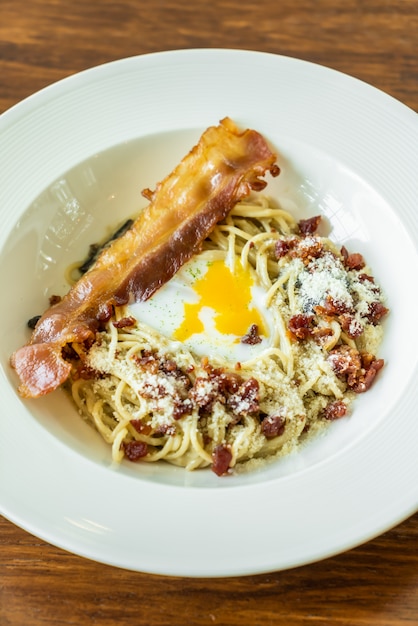 espaguetis a la carbonara con tocino y huevo