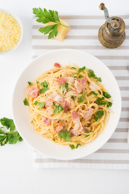 Espaguetis a la carbonara con tocino