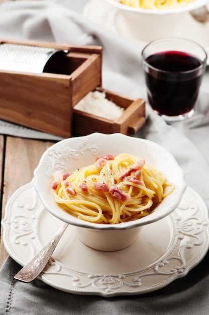 Espaguetis a la carbonara con vino tinto