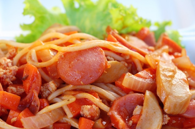 Espaguetis con carne de cerdo deliciosa en la comida de la calle