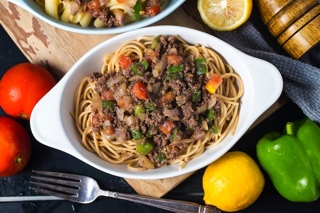 Espaguetis de carne, Hay un montón de tomates y carne picada en él.