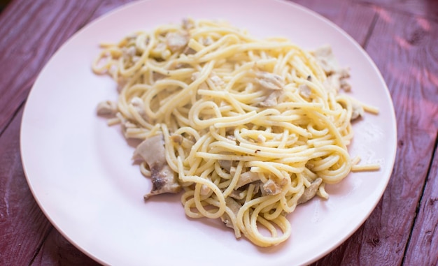 Espaguetis con carne picada en un plato