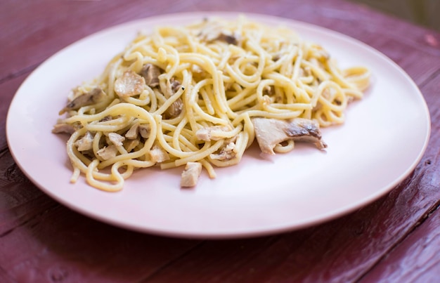 Espaguetis con carne picada en un plato