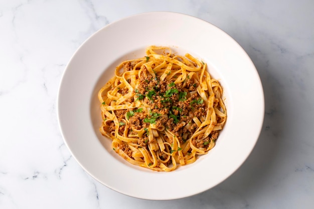 Espaguetis con carne picada en salsa de tomate, pasta con fideos. Pasta de fideos turcos.