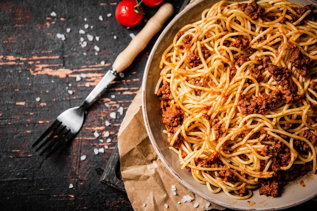 Espaguetis caseros a la boloñesa en un plato sobre la mesa