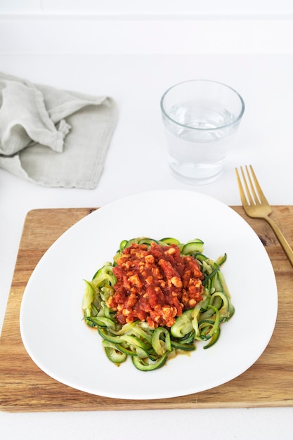 Espaguetis caseros de calabacín con salsa boloñesa vegana hecha con soja texturizada