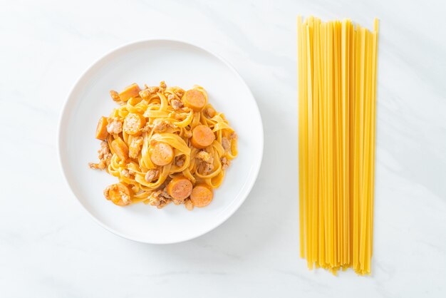 Espaguetis caseros con salchicha de pasta y carne de cerdo picada