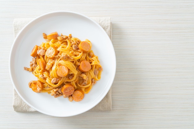 Espaguetis caseros con salchicha de pasta y carne de cerdo picada