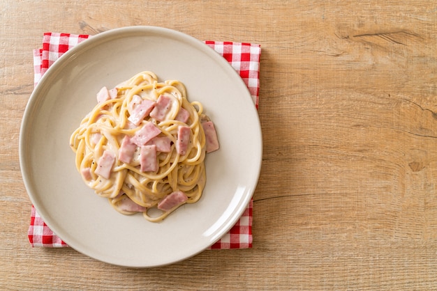 Espaguetis caseros con salsa de crema blanca con jamón - estilo italiano