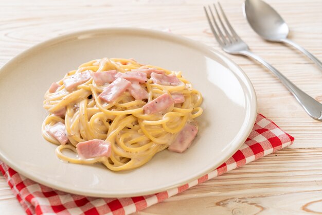 Espaguetis caseros con salsa de crema blanca con jamón - estilo italiano